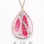 Naszyjnik z płatkami pelargonii angielskiej | 58 cm