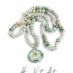 Choker z turkusem afrykańskim i kwiatem poziomki | Długość 43 cm