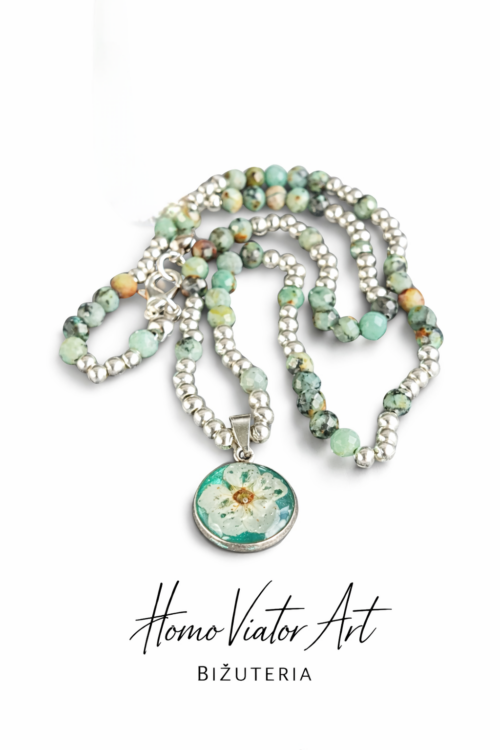 Choker z turkusem afrykańskim i kwiatem poziomki | Długość 43 cm