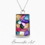 Naszyjnik z barwioną muszlą w żywicy | Kolorowa mozaika | 58 cm