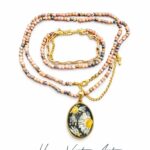 Komplet biżuterii ze stokrotkami w żywicy i rodohrozytem | 67 cm + przedłużka