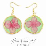 Kolczyki z hortensjami – złote wykończenie