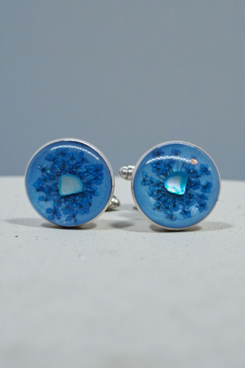 Spinki do mankietów z żywicą – niebieskie z naturalnymi kwiatami