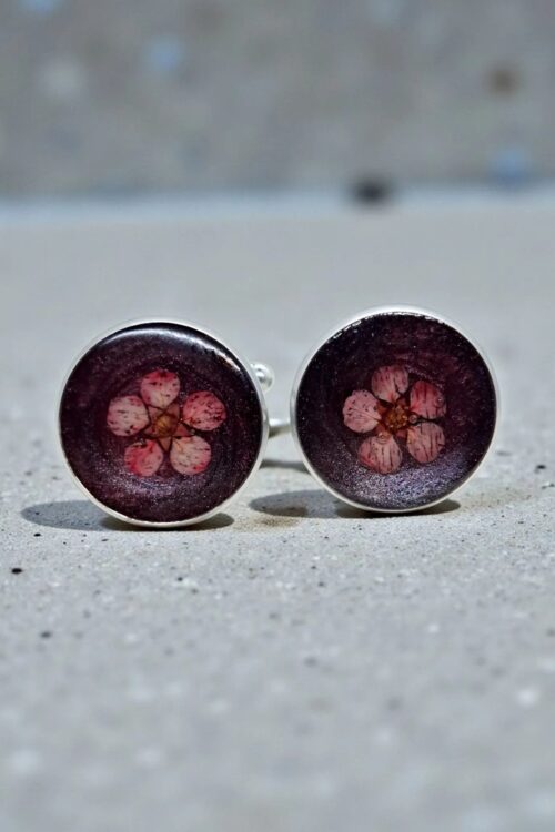 Spinki do mankietów z suszonym kwiatem w żywicy na śliwkowym tle