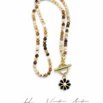 Krótki naszyjnik z agatu w kolorze kawy z zawieszką stokrotki | 46 cm