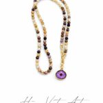 Naszyjnik z mookaitem i zawieszką z fioletowym kwiatem | 46 cm