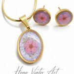 Zestaw biżuterii z suszonym kwiatem – naszyjnik i kolczyki