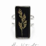 Pierścionek z naturalną trawą w czarnej żywicy – stal chirurgiczna