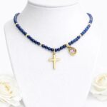 Choker z agatu z krzyżykiem i kryształem | 47,5 cm.
