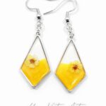 Kolczyki z żółtymi kwiatami w żywicy – romby, stal chirurgiczna