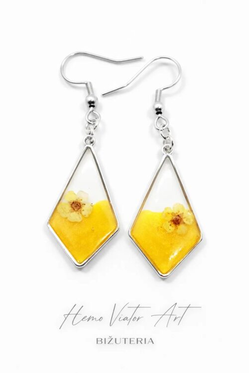 Kolczyki z żółtymi kwiatami w żywicy – romby, stal chirurgiczna
