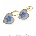 Kolczyki serca z niezapominajką – kolor złota