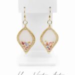 Kolczyki botaniczne – subtelna kompozycja kwiatowa - kolor złota