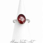 Pierścionek regulowany z miniaturą kwiatową – kolor srebra