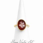 Pierścionek regulowany z miniaturą kwiatową - kolor złota