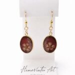 Kolczyki z kwiatami w żywicy – stal szlachetna, bordowe owalne zawieszki