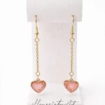 Kolczyki serca w żywicy – stal szlachetna, delikatne różowe zawieszki