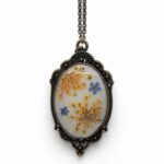 Naszyjnik z suszonymi kwiatami w stylu vintage – 4 × 2,5 cm | outlet