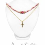 Naszyjnik z rodonitu i fasetowanego agatu z krzyżykiem – złote akcenty