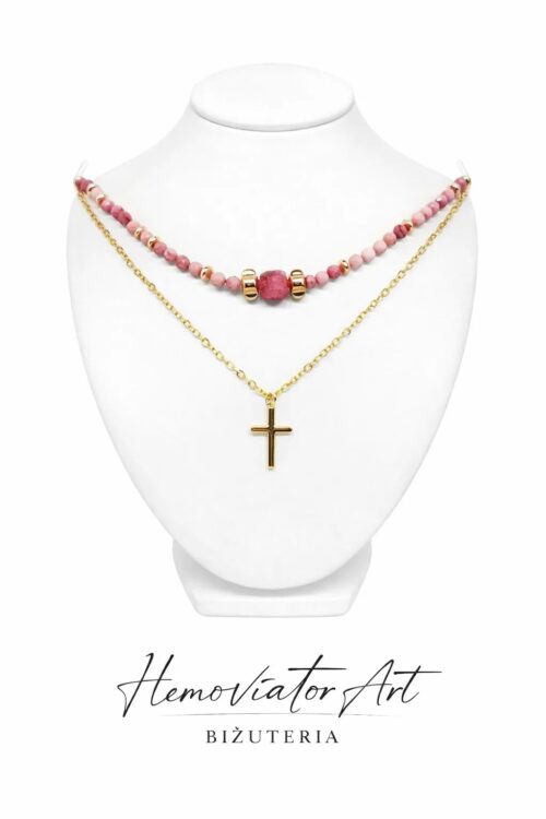 Naszyjnik z naturalnego rodonitu i fasetowanego agatu z zawieszką krzyżyka – delikatna biżuteria ze stali chirurgicznej w kolorze złotym.
