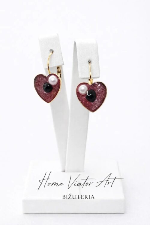 Kolczyki w kształcie serca z perłą i czarnym kamieniem w żywicy – bordowo-różowa zawieszka w złotej oprawie ze stali szlachetnej.