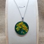 Naszyjnik z żółtymi kwiatami w żywicy – zielone tło | outlet