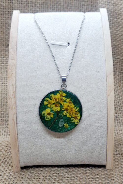 naszyjnik z żółtymi kwiatami w żywicy zielone tło Homo Viator Art