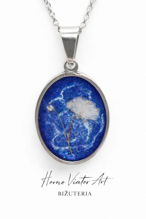 naszyjnik z gipsówką w żywicy na niebieskim tle stal chirurgiczna ręcznie wykonana biżuteria Homo Viator Art