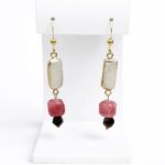 Kolczyki z pereł słodkowodnych, agatu i granatu – elegancka kompozycja naturalnych kamieni