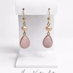 Kolczyki z pereł słodkowodnych i żywicy – subtelna elegancja w pastelowym odcieniu