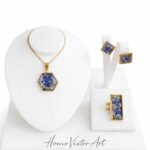 Komplet biżuterii z chabrami i dziką marchwią – naszyjnik, kolczyki i pierścionek w złotej oprawie