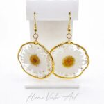 Kolczyki z margaretką w żywicy – złota oprawa