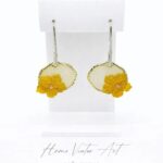 Kolczyki z żółtym kwiatem w żywicy – złota ramka