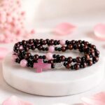 Różaniec na rękę – drewniany z rodonitem | +/- 18 cm