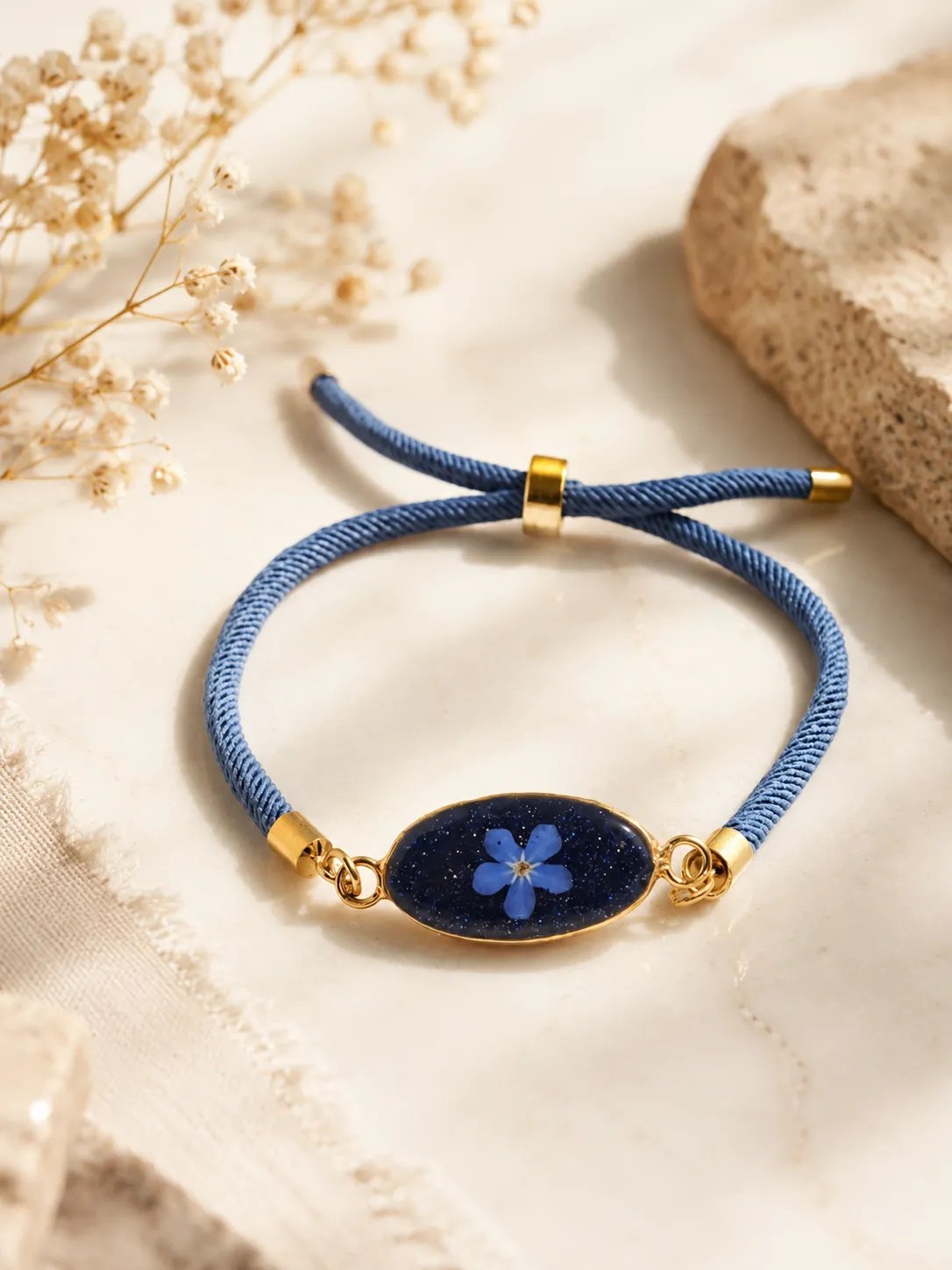 Bransoletka z niezapominajką i Blue Sandstone w żywicy – regulowana