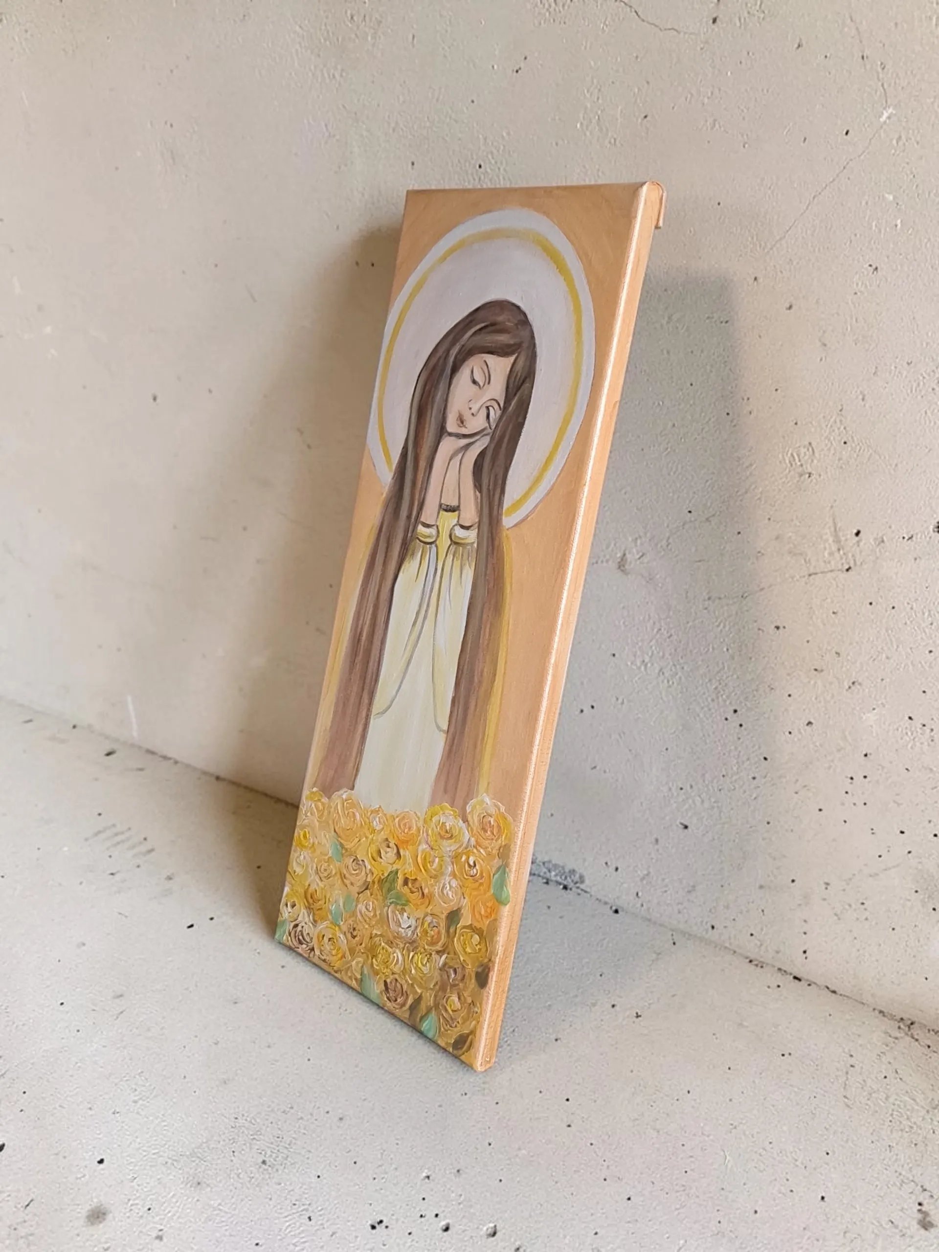 Anioł wśród żółtych róż – ręcznie malowany obraz akrylowy 20 × 40 cm - obrazek 2