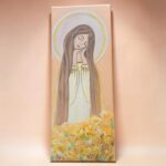 Anioł wśród żółtych róż – ręcznie malowany obraz akrylowy 20 × 40 cm