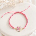 Bransoletka na różowym sznurku z dziką marchwią i serduszkiem | 18 cm